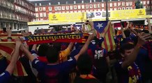 Afeccionats del Barça canten 'Els segadors' a la plaça Mayor de Madrid