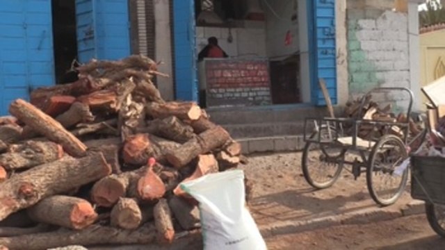 En tiempos de guerra, cocinar con leña es la única opción para los yemeníes