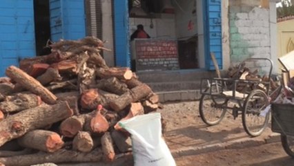 En tiempos de guerra, cocinar con leña es la única opción para los yemeníes