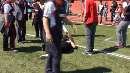 Halat çekme yarışında öğrenci yere yığıldı