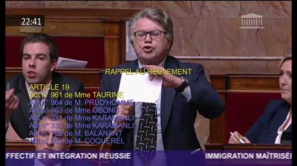 Gilbert Collard s'énerve contre Jean-Luc Mélenchon à l'Assemblée en le traitant de "trouillard" et de "péteux"