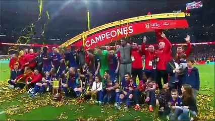 لحظة تتويج برشلونة بكاس ملك اسبانيا 21 /8/04 201