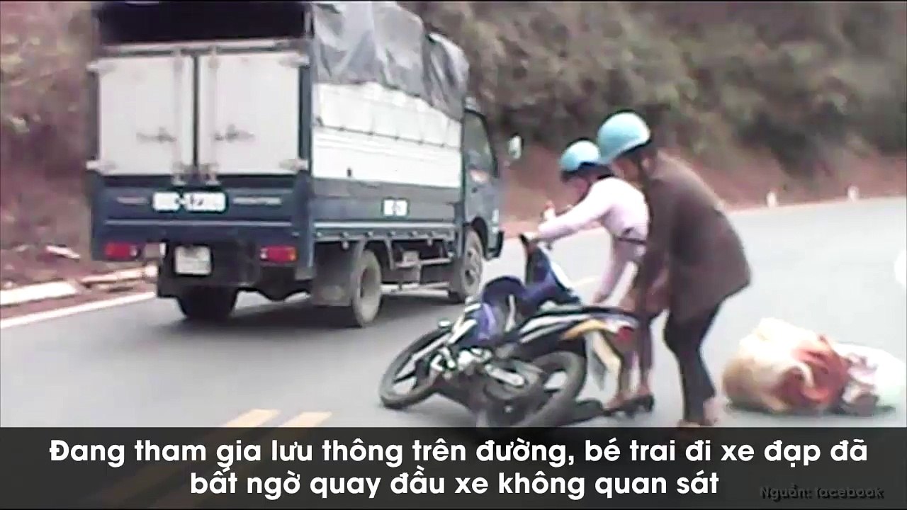 Hoảng hồn bé trai quay đầu xe giữa đường đèo, 'đốn' ngã 2 người đi xe máy suýt chết trước ô tô