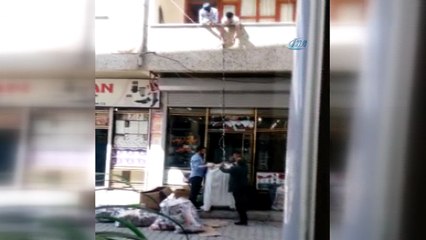 Balkondan sarkıttıkları iple ev eşyası taşıdılar