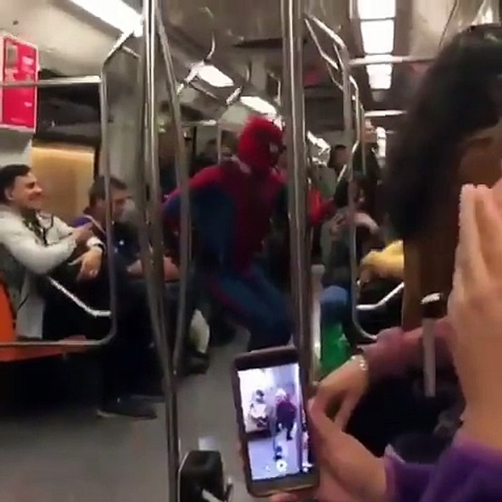 Spiderman se déhanche dans le métro