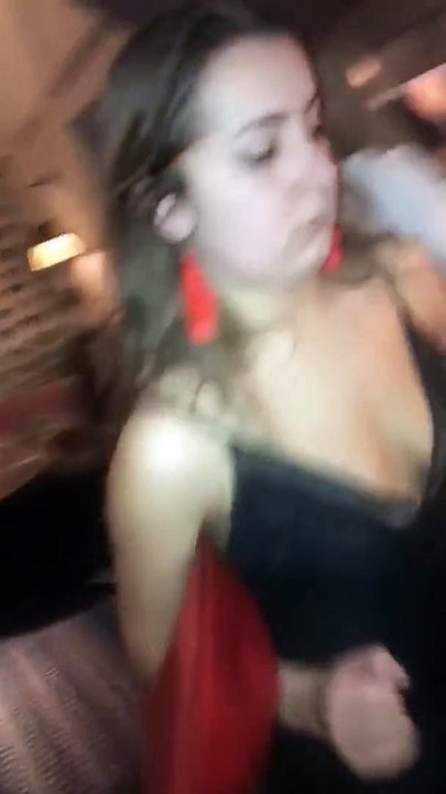 Une fille bourrée se prend une bonne gamelle