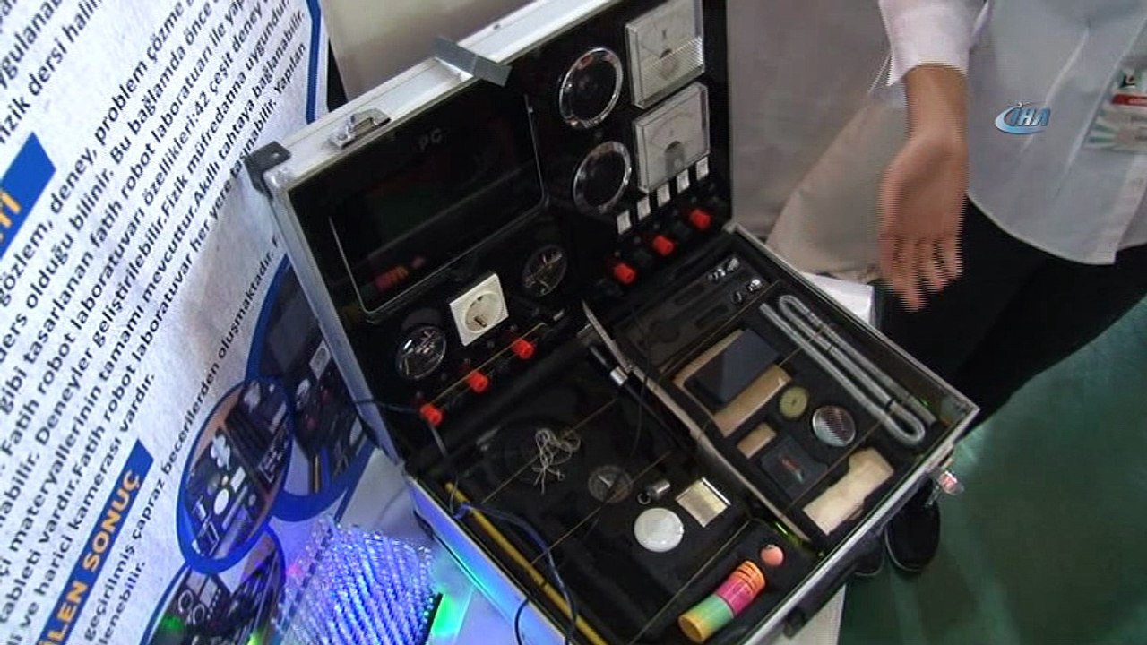 Lise öğrencilerinden 42 deney yapabilecek taşınabilir süper çanta