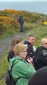 Un spectateur d’une course a trop bu de bières et essaye de se soulager