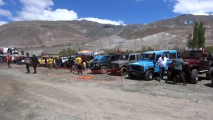 Off-road yarışlarında motosiklet rampadan fırladı