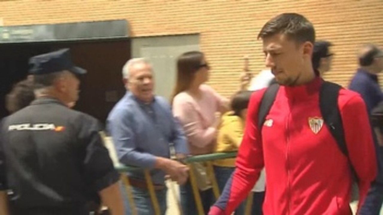 Aficionados del Sevilla increpan al equipo a su llegada en tren