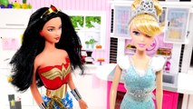 Cocinando con la Mujer Maravilla  Haciendo Pie de Calabaza con Cenicienta  Barbie Superheroe