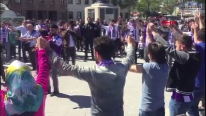 Hopasporlu Taraftarlar Maç Öncesi Malatya'da Horon Tepti -Hd
