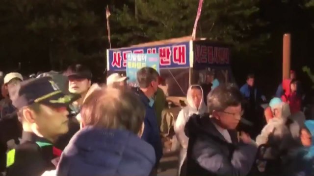 성주 '사드' 기지 진입로에서 경찰·주민 충돌 / YTN