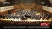 Músicos chinos interpretan melodías étnicas con la orquesta