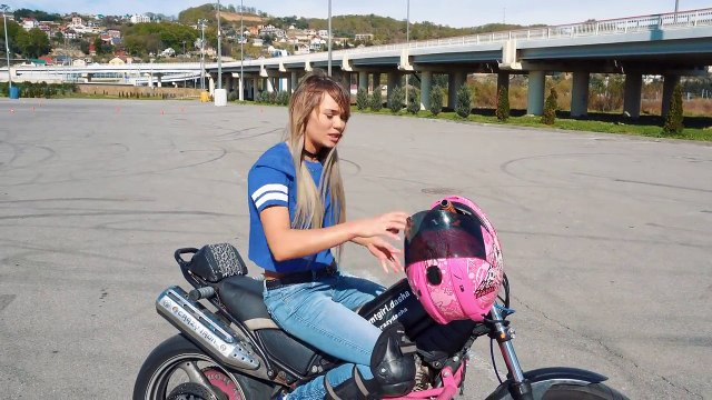 Мото девушка чуть не сбила человека выполняя трюк - Я в ШОКЕ от её вождения мотоцикла