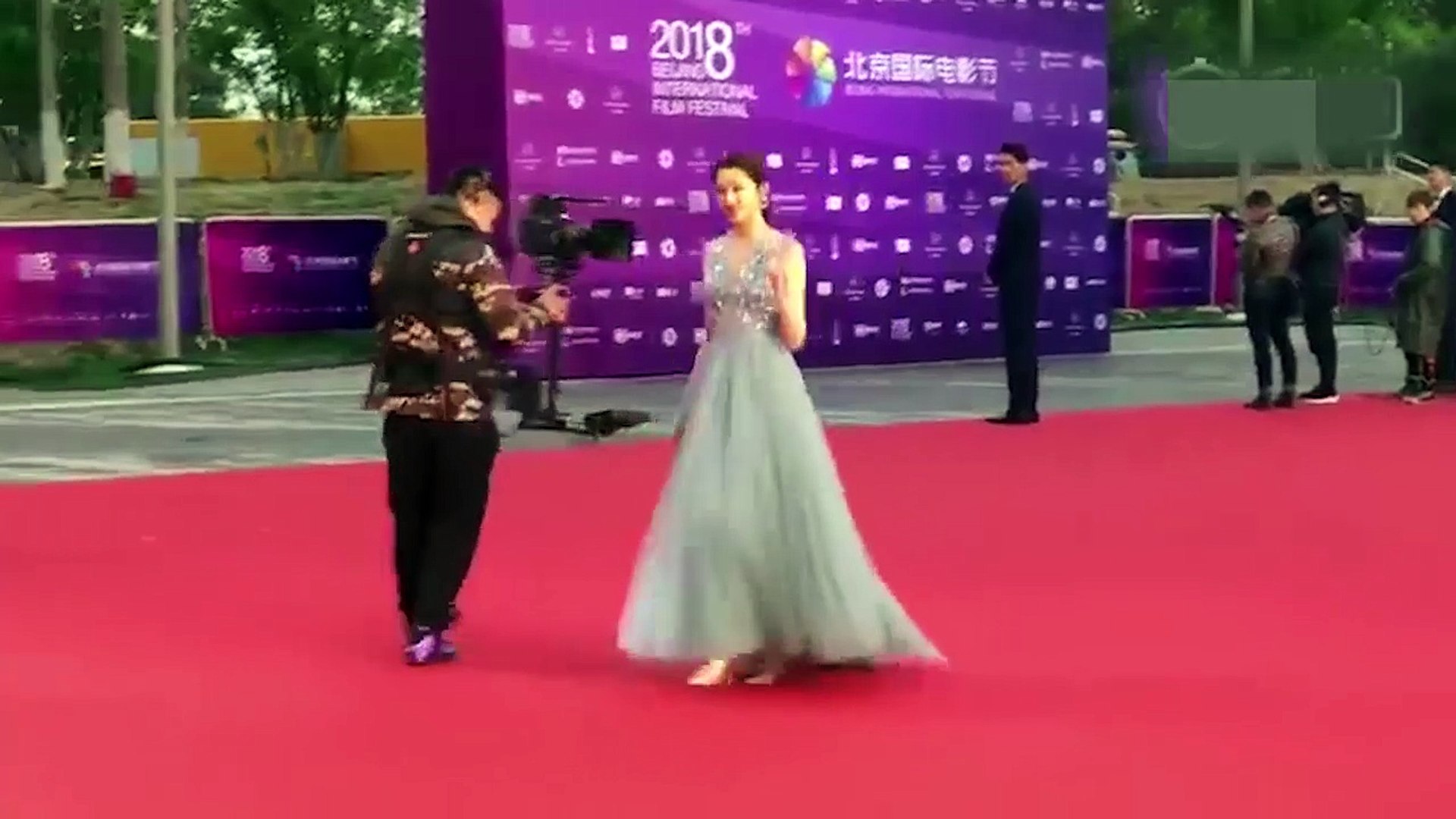 ⁣Quan Hiểu Đồng đi thảm đỏ Liên hoan phim quốc tế Bắc Kinh