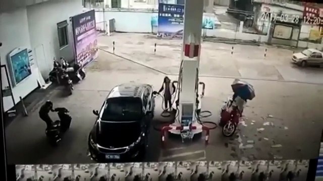 Ladrón roba a conductor y acaba chocándose contra la pared