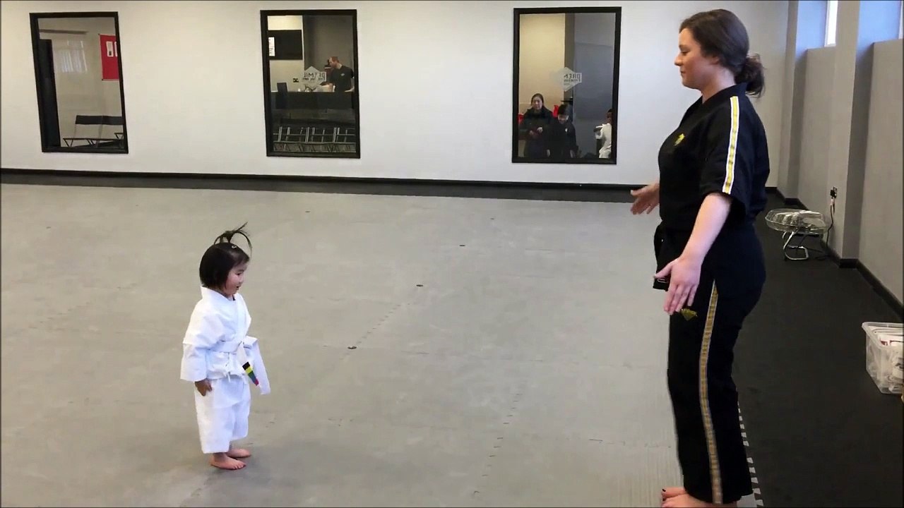 Cette fillette prend un cours de Taekwondo et c'est trop mignon