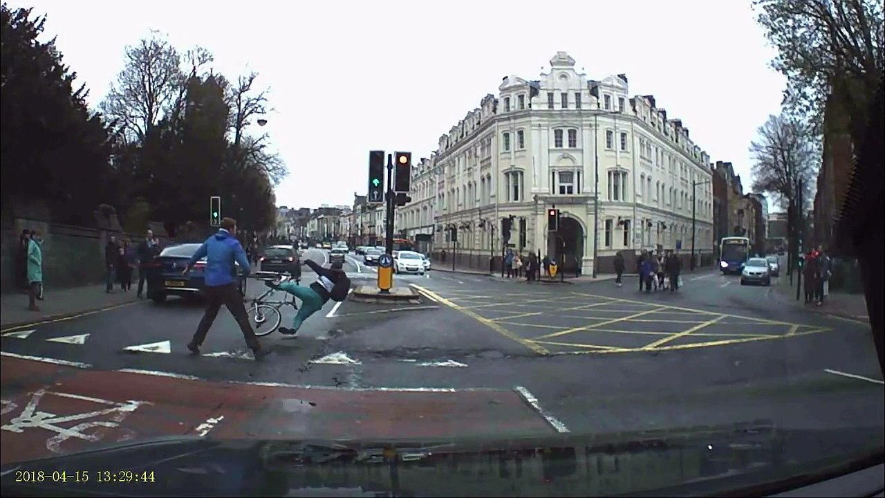 Un piéton donne un coup de main à la police pour attraper un cycliste armé d’un couteau !