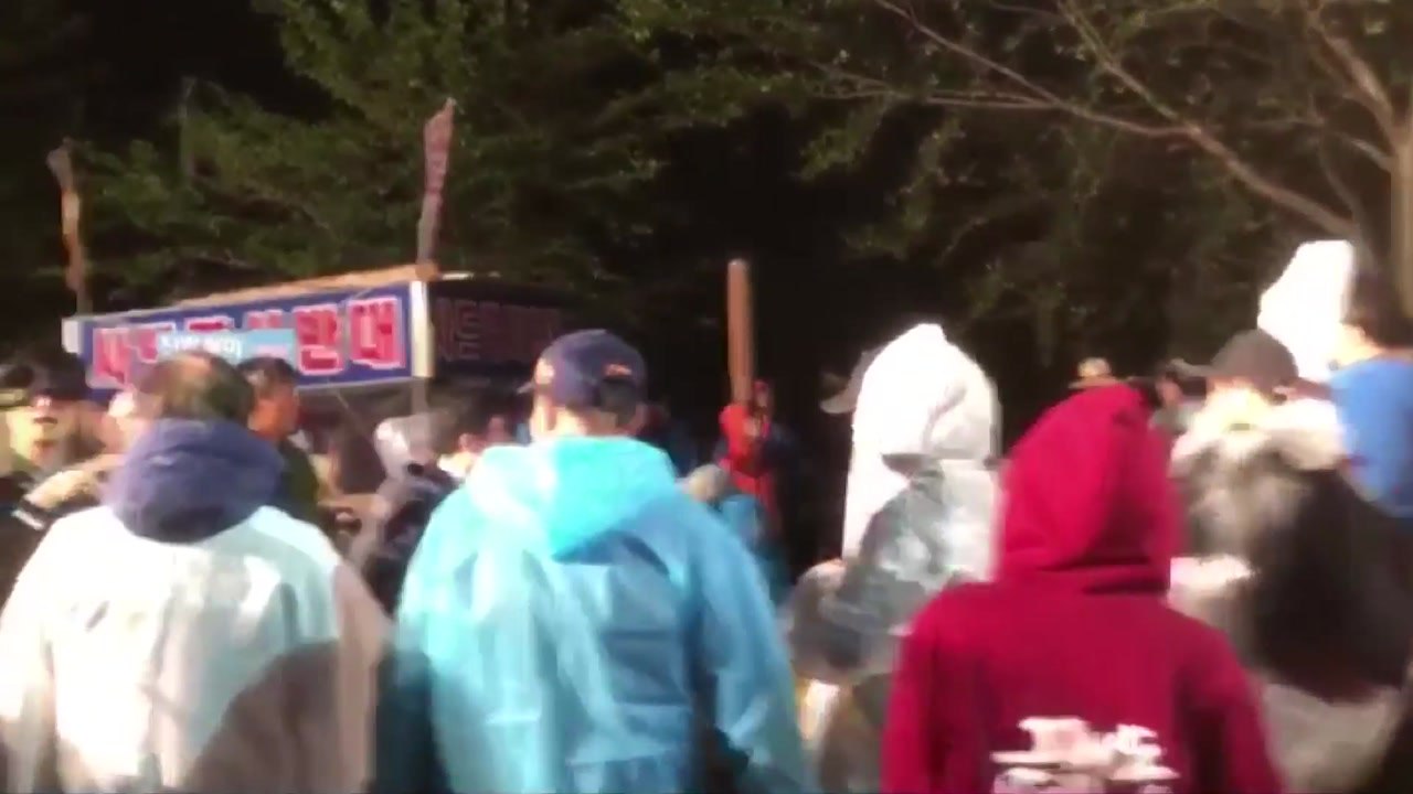 성주 '사드' 기지 진입로에서 경찰·주민 밤샘 대치 / YTN