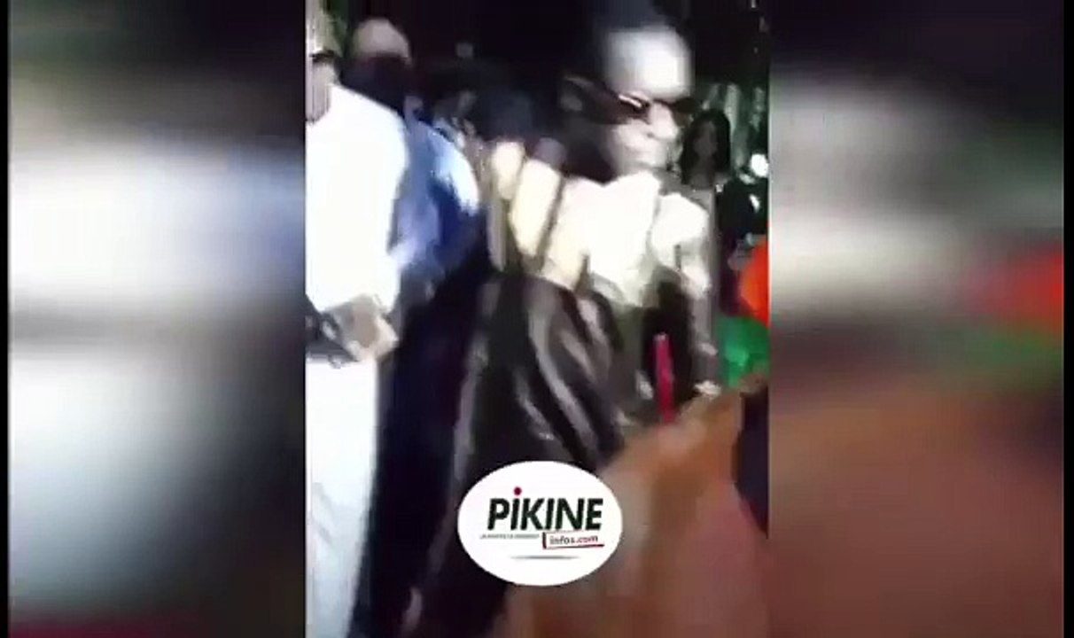 Amina Poté et son mari s'embrasse publiquement