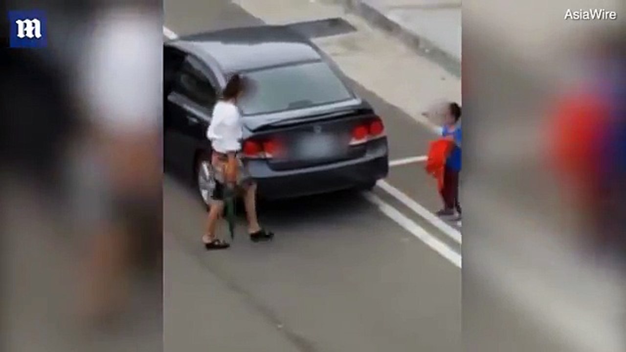 UN ENFANT S'ACCROCHE À LA VOITURE DE SA MÈRE QUI SOUHAITE L'ABANDONNER