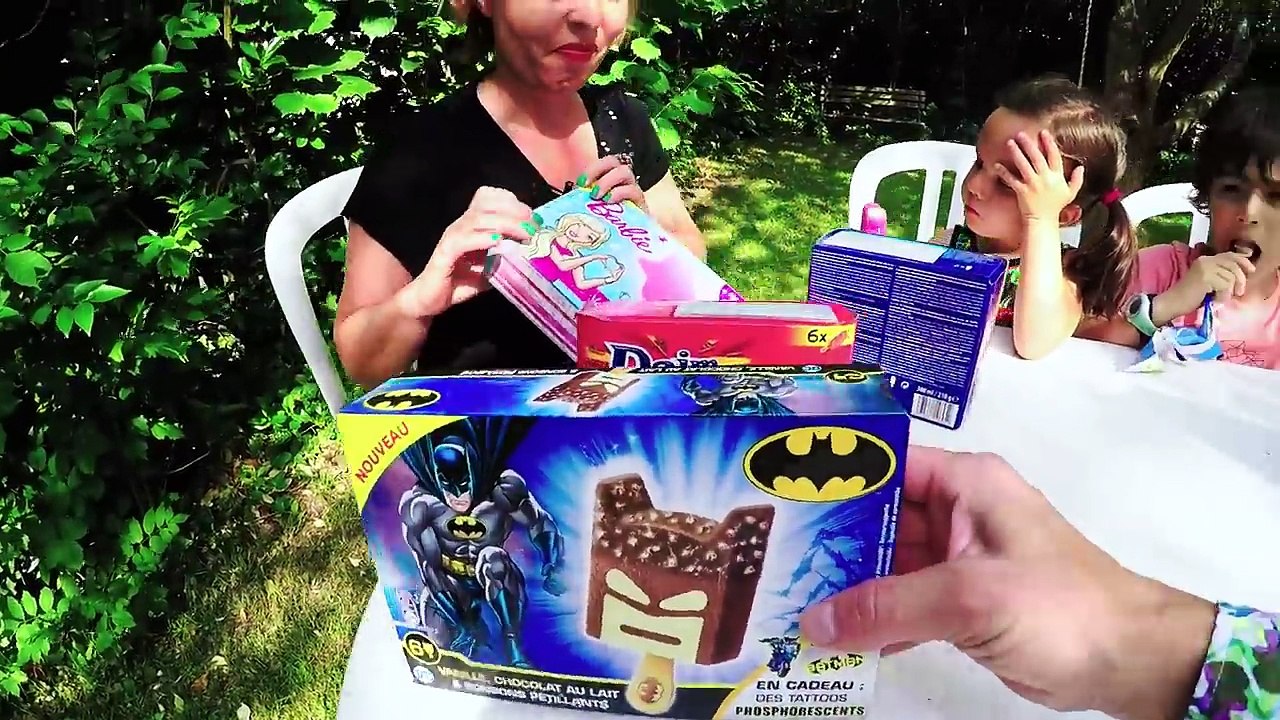 DÉGUSTATION de GLACES entre FRÈRE et SOEUR - Nouvelles glaces ORÉO, BARBIE, MICKEY, OASIS et BATMAN