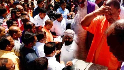 CM Yogi Adityanath ने मारा Mandi पर छापा, Farmers से की बात । वनइंडिया हिंदी