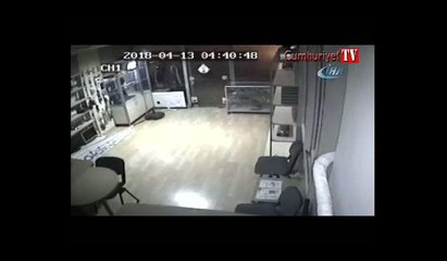 Hırsızlık yaparken fark edilince böyle tepki gösterdi