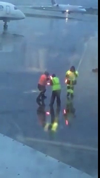 Duel de sabres laser sur la piste d'aéroport entres aiguilleurs d'avions !