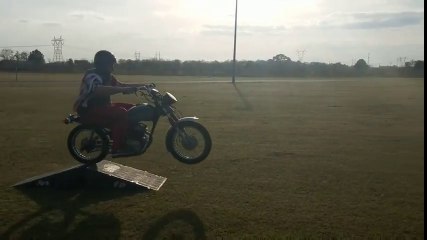 Raté du jour : sauter 10cm en moto et atterrir la tête la première !