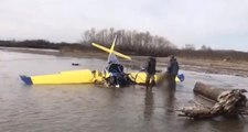 Havada Daireler Çizen Uçak Nehre Düştü, O Anlar Amatör Kamera Tarafından Anbean Görüntülendi