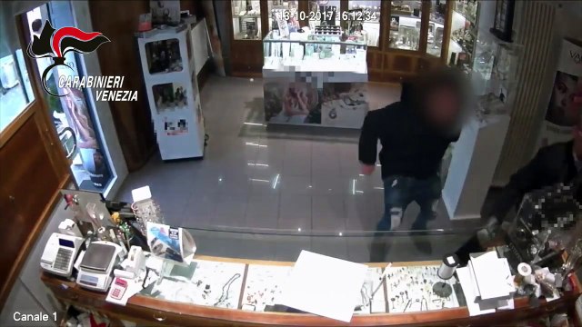 Quattro pugliesi picchiano donna e anziano per rapina a Venezia, arrestati