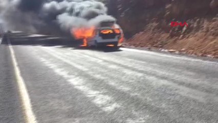 Adıyaman-Seyir Halindeki Otomobil Alev Alev Yandı