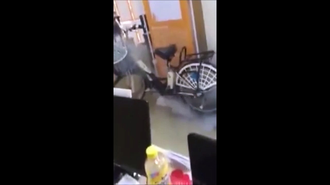 Un vélo électrique explose subitement à l'intérieur d'une maison