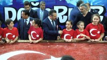 - 20 bin mozaikten oluşan Türk Bayrağını 1920 çocuk tamamladı