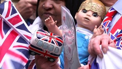 Fans gather outside Lindo Wing to welcome royal baby