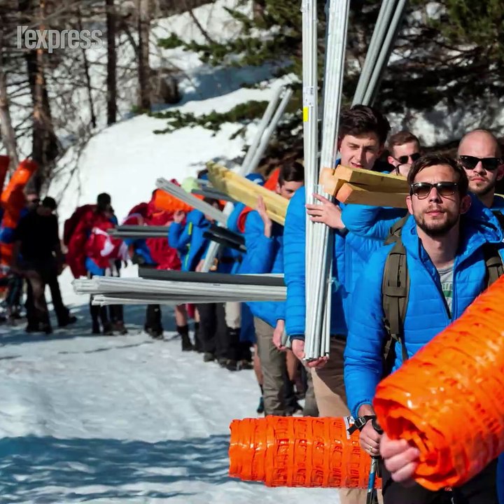 Migrants dans les Alpes:  des membres de Génération identitaire bloquent le col de l'Echelle