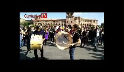 Ermenistan'da Başbakan  istifa etti, protestocular kutlama yaptı