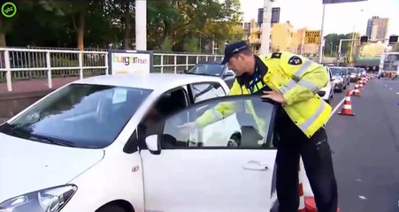 Dame zet zichzelf enorm voor schut!