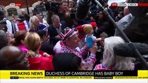 Le public présent devant la maternité où a accouché Kate Middleton célèbre la naissance du bébé royal - Regardez