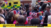 Kate Middleton a accouché : Des fans célèbrent la naissance de l’enfant devant la maternité (Vidéo)
