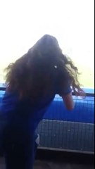 Une fille rate son entrée sur le terrain (double fail)