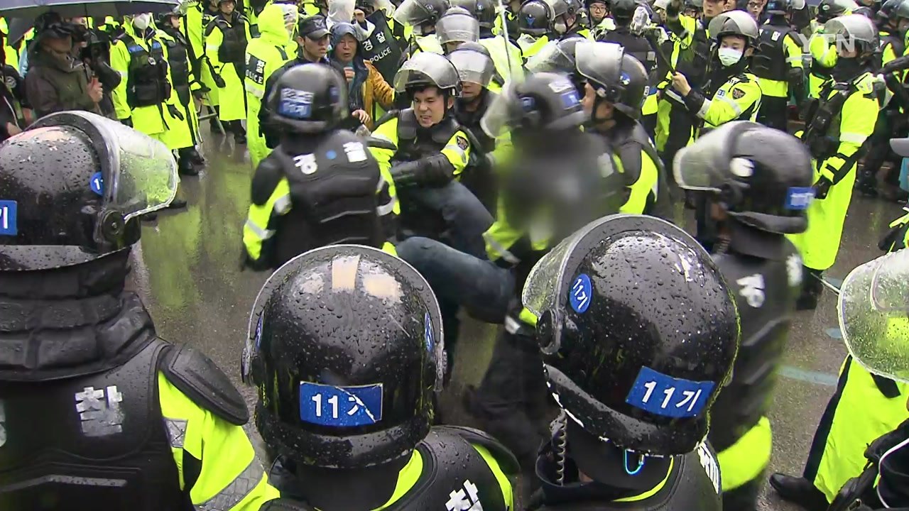 성주 '사드' 기지에 공사 장비·자재 반입...공사 착수 / YTN