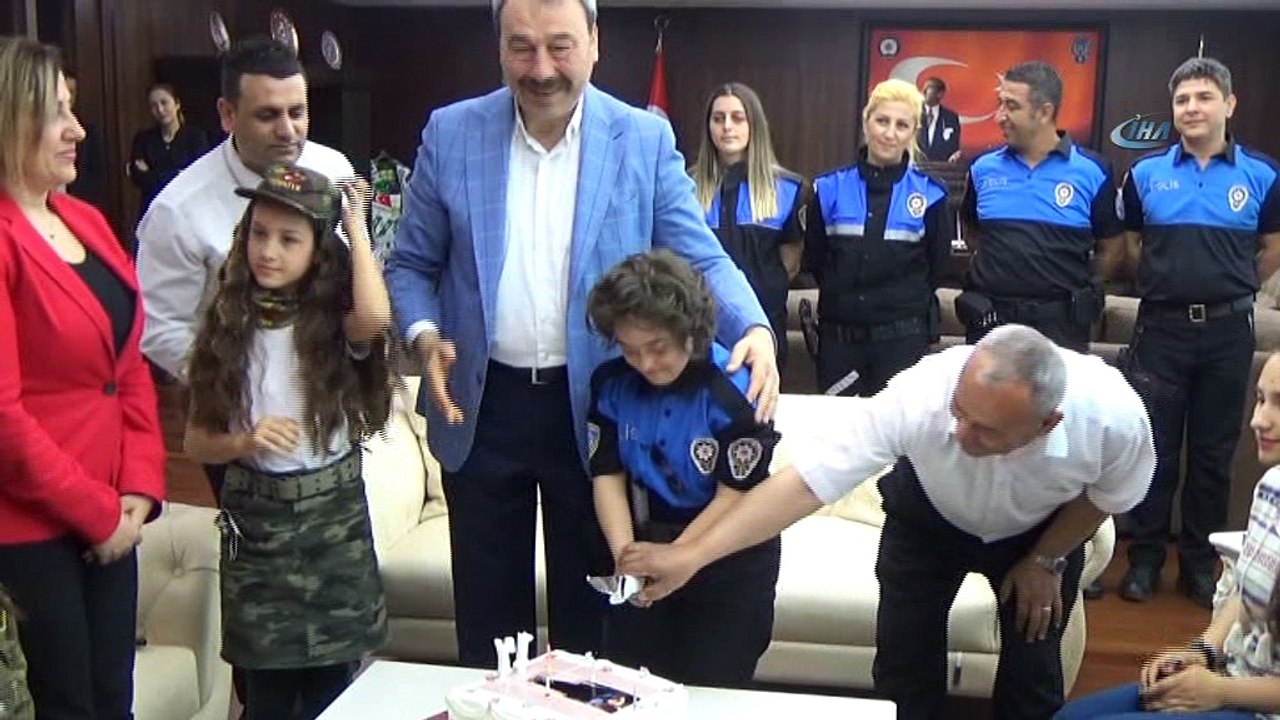 Emniyet müdüründen engelli kıza doğum günü sürprizi