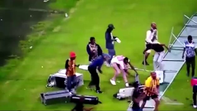 Des supporters de foot deviennent fou et entrent sur le terrain pour tout casser