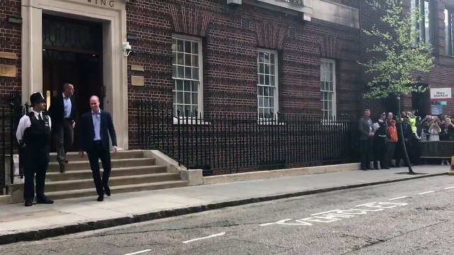 RoyalBaby: Le prince William vient de revenir à la maternité accompagné du prince George et de la princesse Charlotte