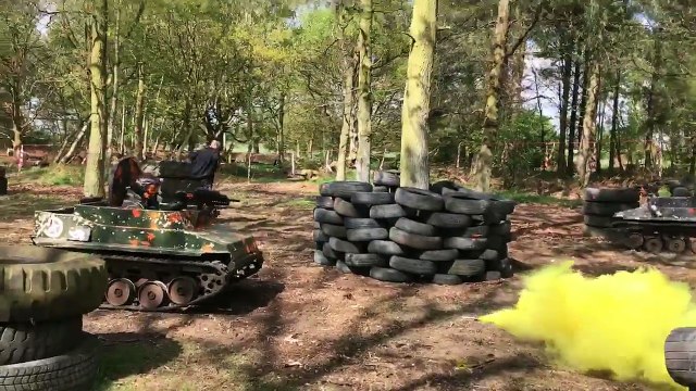 Une partie de paintball avec des mini tanks