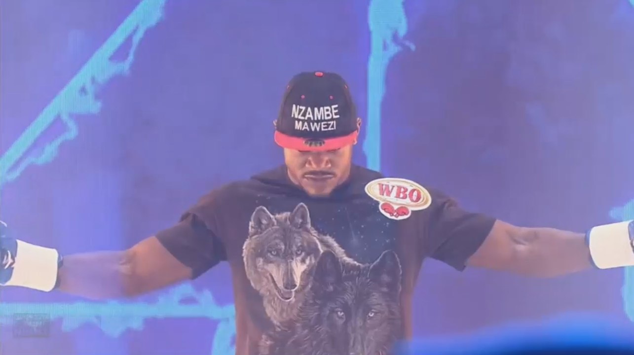 Le champion a choisi notre chemise et notre nom pour son entrée dans la soirée de boxe..