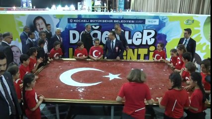 20 Bin Mozaikten Oluşan Türk Bayrağını 1920 Çocuk Tamamladı